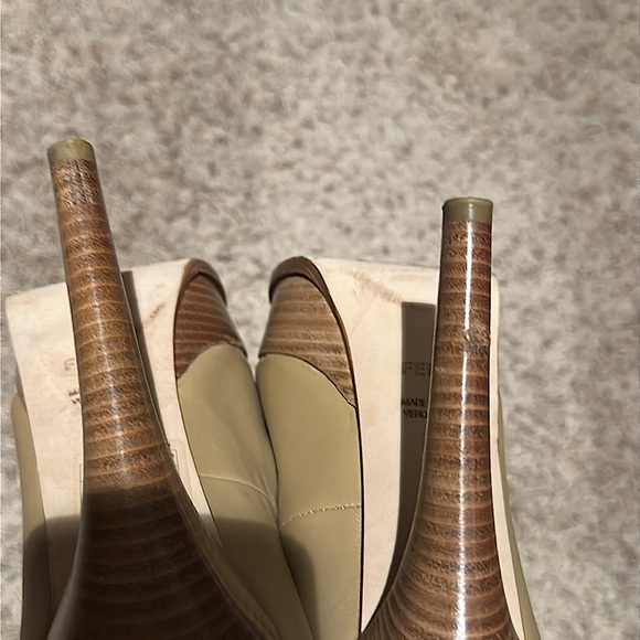 1 Fendi pump with logo in front - Picture 4 of 6